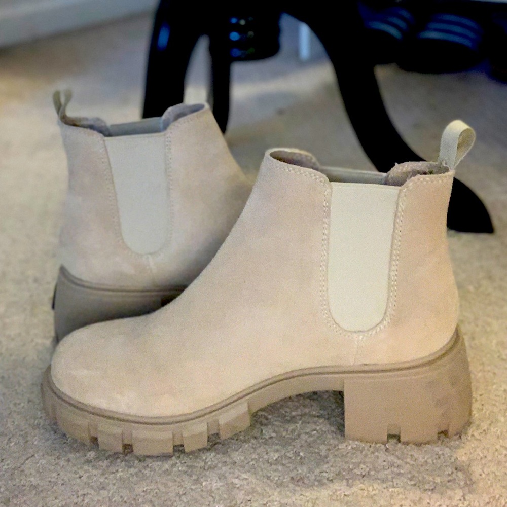 Steve Madden tan suede booties